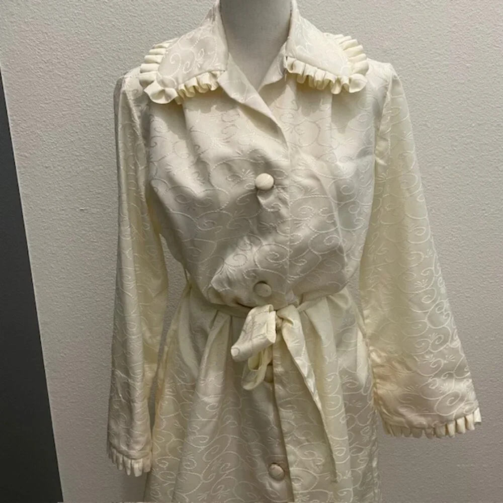 Vintage Ariel Late 80's Ivory Robe/House Coat with Scroll Pattern - Picture 2 of 9